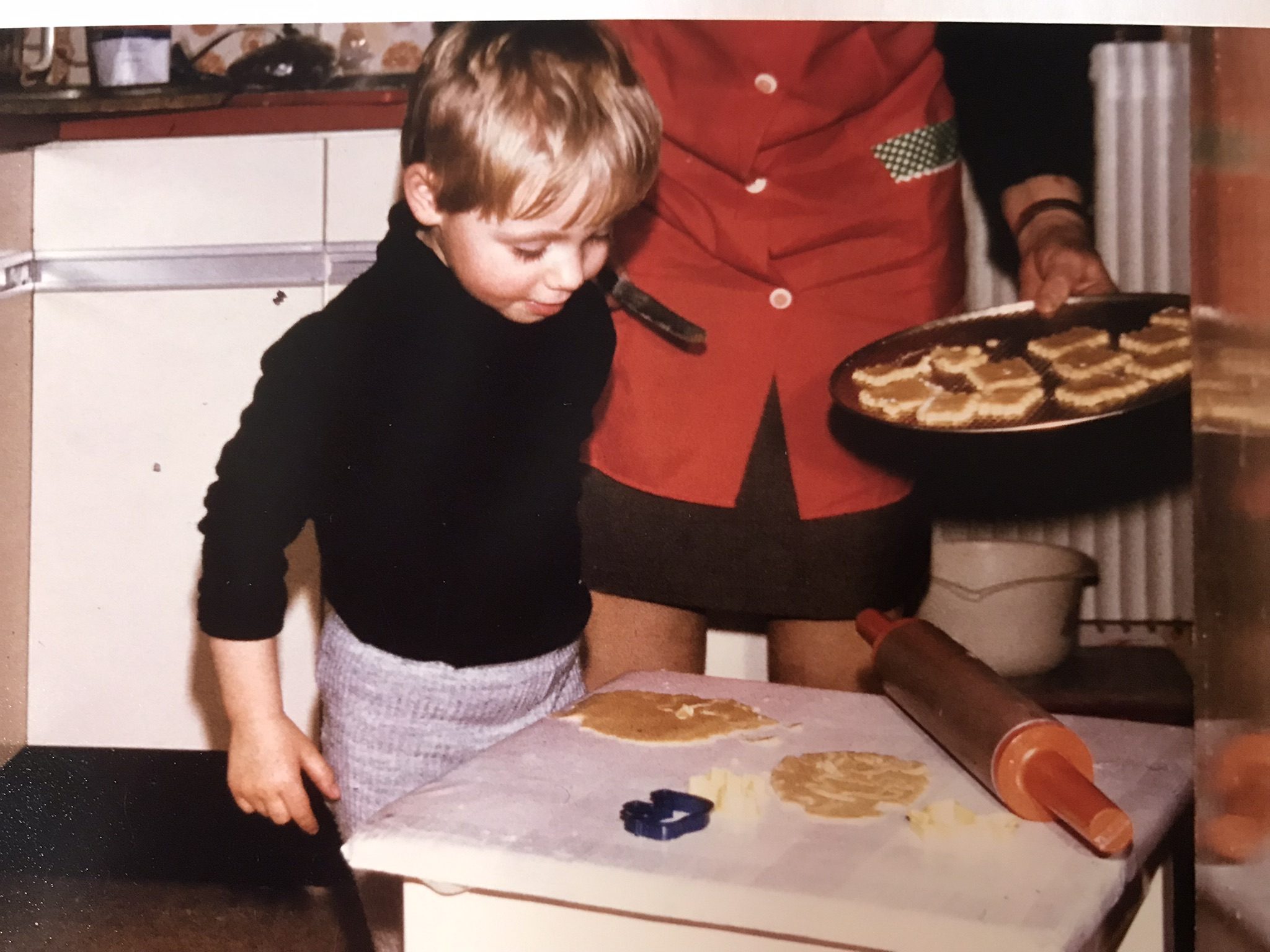 Kind beim Plätzchenbacken in einer Küche