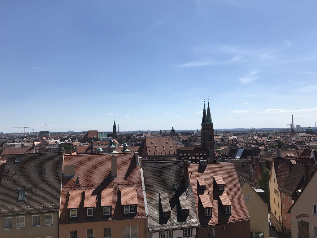 Blick über die Nürnberger Altstadt mit historischen Dächern und Kirchtürmen
