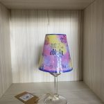 Handgefertigte Lichtinsel mit Einhörnern und farbenfrohem Verlauf in Pink, Gelb und Blau, Sprüchen „Glück ist, jemanden wie dich zu haben“ und „Superheldin“, inklusive LED-Lichterkette