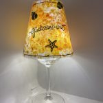 Handgefertigte Lichtinsel mit Muscheln, Seestern und dem Schriftzug „Glücksmoment“ in warmem Gelb-Orange, inklusive Mini-LED