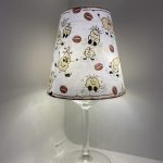 Handgefertigte Lichtinsel mit liebevoll gezeichneten Figuren aus echten Kaffeeklecksen und Kaffeebohnen, humorvoll und einzigartig gestaltet,