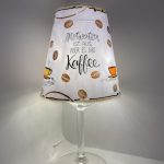 Handgefertigte Lichtinsel mit Kaffeebohnen, Tassen und dem augenzwinkernden Spruch: „Motivation ist aus, aber es gibt Kaffee“