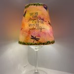 Handgefertigte Lichtinsel mit Libellen, grünem Blattrand und dem Spruch: „Schaffe einen schönen Augenblick für dich selbst, wenigstens einen jeden Tag.“ Warme Farbverläufe in Orange, Pink und Gelb – inklusive LED-Lichterkette (batteriebetrieben)