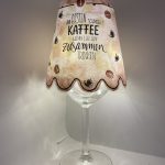 Handgefertigte Lichtinsel mit gewelltem Rand, Kaffeetassen, Bohnen und dem Spruch „Am besten schmeckt Kaffee, wenn wir ihn zusammen trinken“, inklusive USB-LED-Lichterkette
