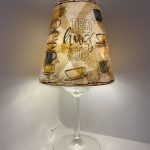 Handgefertigte Lichtinsel mit getrockneten Teebeuteln als Struktur, gestempelten und kolorierten Teetassen sowie dem Spruch „Tea is a hug in a cup“, inklusive USB-LED-Lichterkette