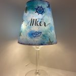 Handgefertigte Lichtinsel in Blautönen mit Steuerrad, Papierboot, Seestern und dem Schriftzug „Ich will Meer“, inklusive Mini-LED