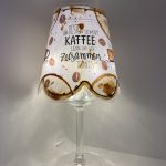 Handgefertigte Lichtinsel mit gewelltem Rand, Stempeln von Kaffeetassen und Bohnen, echten Kaffeeflecken und dem Spruch „Am besten schmeckt Kaffee, wenn wir ihn zusammen trinken“, inklusive USB-LED-Lichterkette
