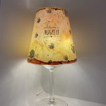 Handgefertigte Lichtinsel in warmen Creme- und Orangetönen mit Garnmotiven und dem Schriftzug „kleine Auszeit“, inklusive Mini-LED