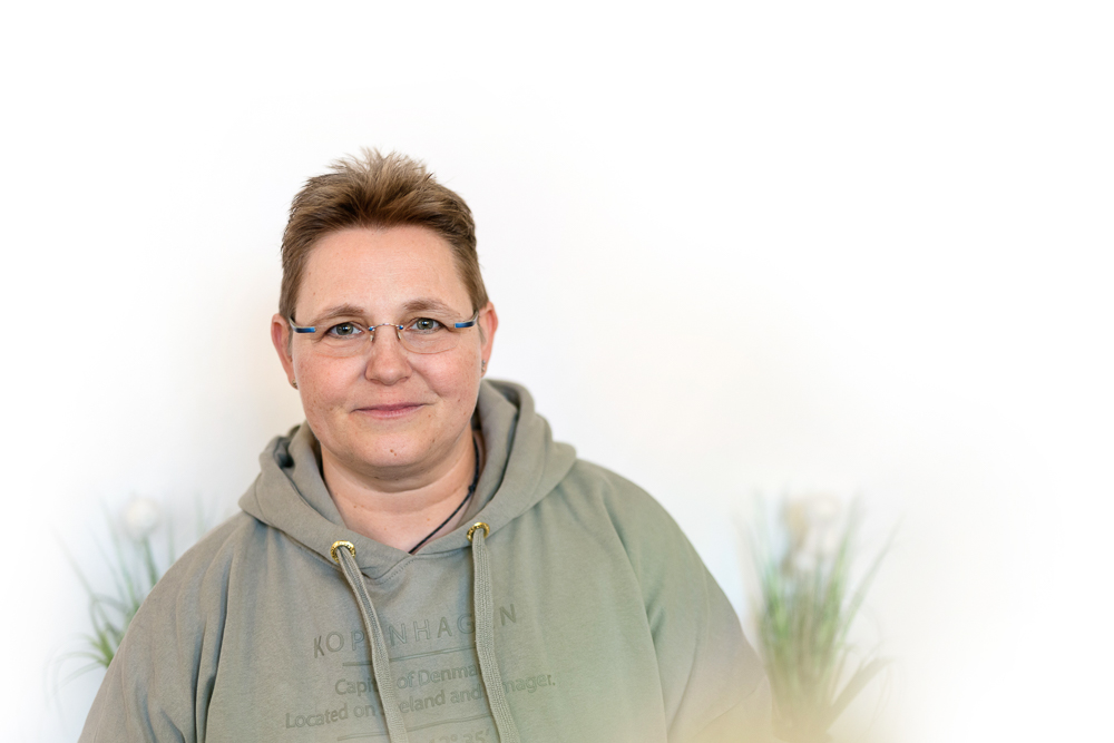 Porträt von Kerstin Biß, Coach und Wegbegleiterin bei Räume für mehr… in Nürnberg, freundlich lächelnd vor hellem Hintergrund für die Einladung zum Orientierungsgespräch.