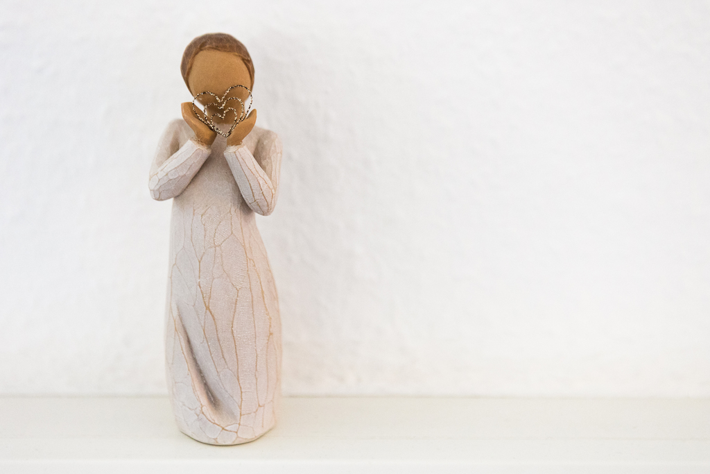 Figur mit Herzsymbol als Zeichen für Achtsamkeit, Liebe und energetische Heilarbeit in ruhiger Praxisumgebung in Nürnberg