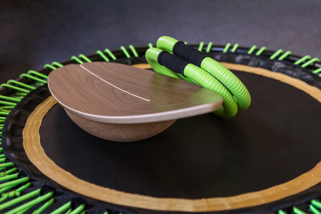 Balance-Trainingsgeräte auf Trampolin: Balance-Board und flexibles Trainingsseil für Koordination, Stabilität und Gleichgewichtstraining in Nürnberg