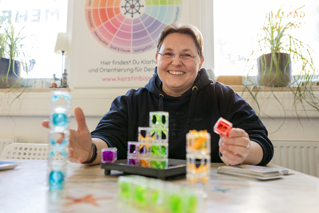 Reden ist nicht der einzige Weg Kerstin Biß mit kreativen Materialien in der Begleitung