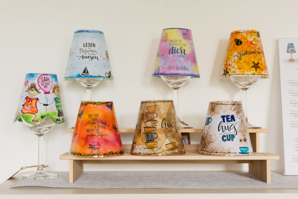 Handbemalte Weinglaslampen aus Papier – Lichtinseln mit Sprüchen und Motiven aus Kerstins kleiner Manufaktur.