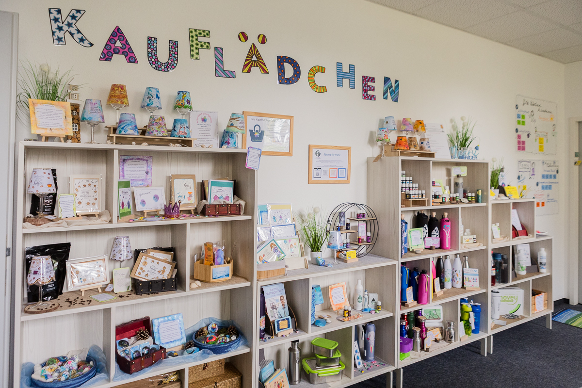 Kerstins kleines Kauflädchen in Nürnberg mit Regalen voller handgemachter Lichtinseln, Karten, Lesezeichen, ätherischer Öle und nachhaltiger Geschenkideen.