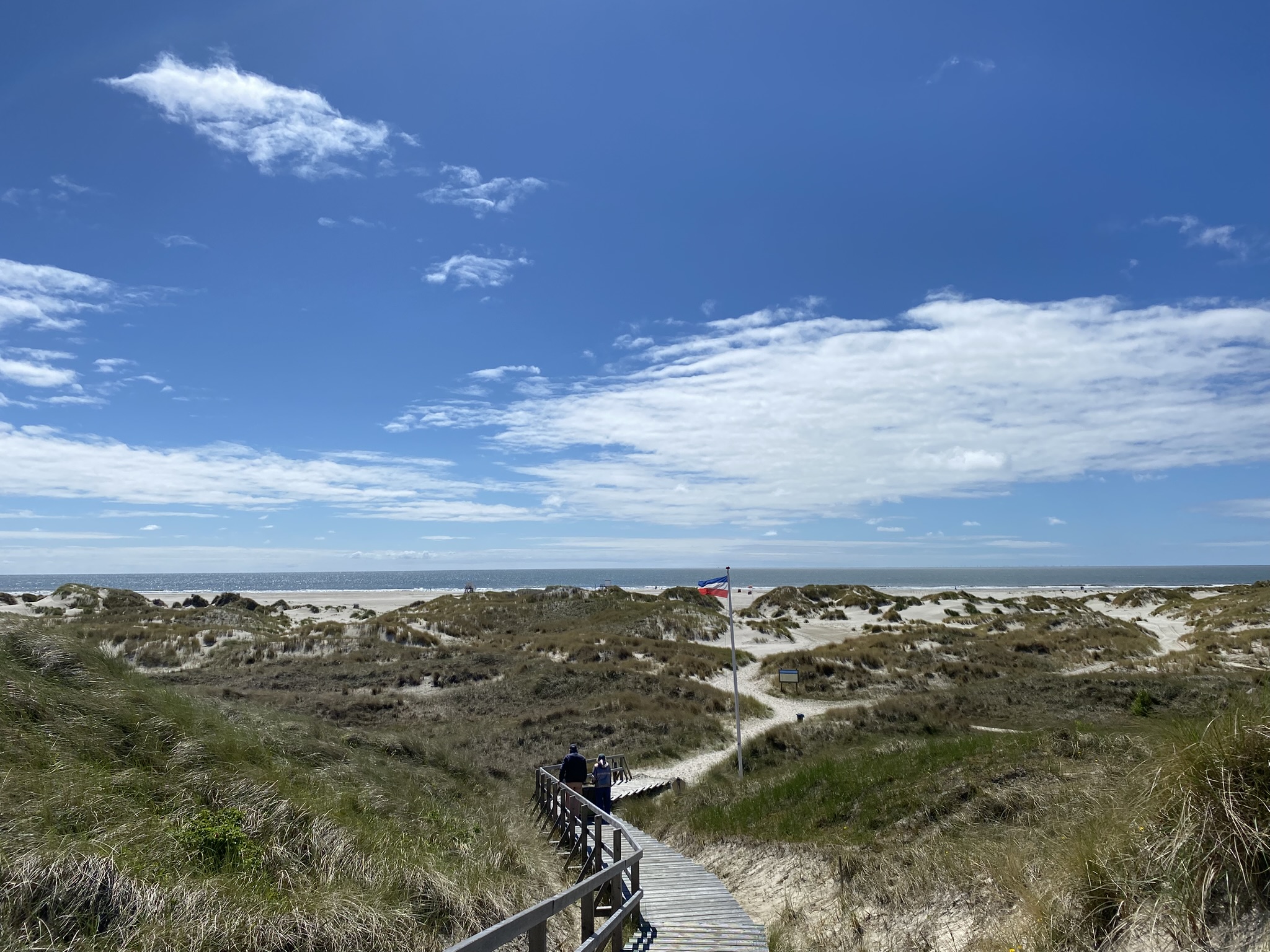 Bohlenweg am Strand – Symbol für Orientierung und Wegbegleitung in Nürnberg