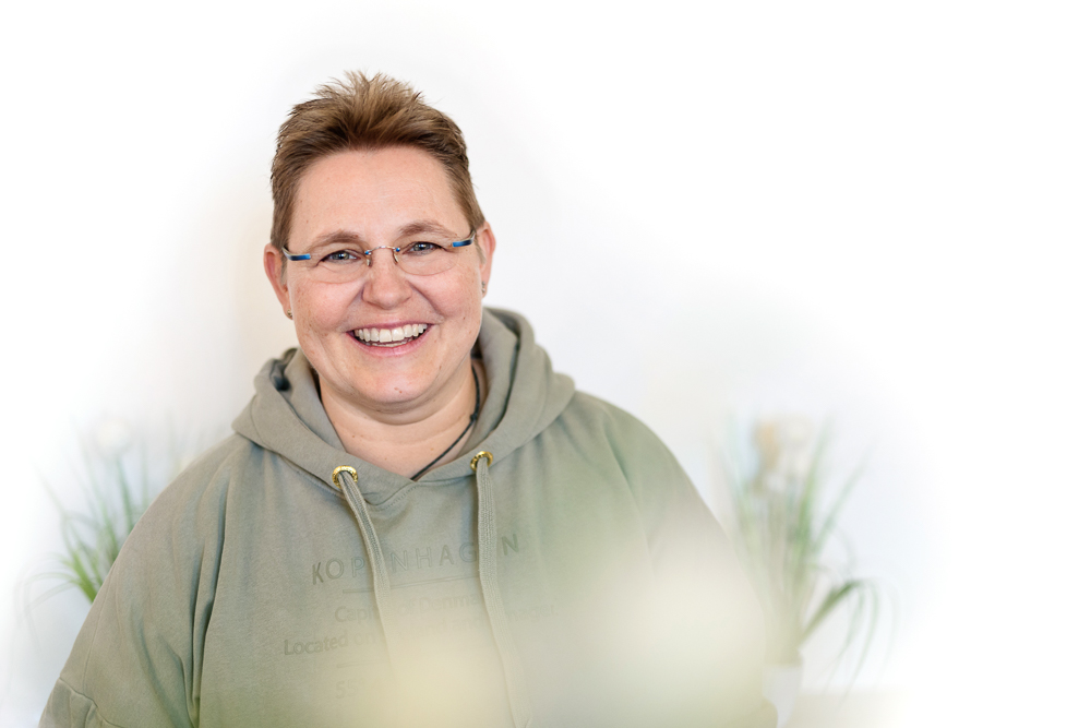 Kerstin Biß in ruhiger, heller Umgebung im Studio Räume für mehr in Nürnberg