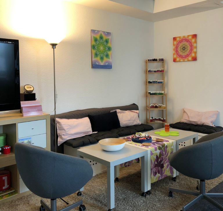 Ruhige Sitzecke der HörMuschel in Nürnberg mit Teppich, Sofa und Sesseln