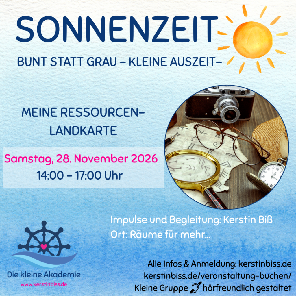 Sonnenzeit – Meine Ressourcen-Landkarte Flyer zur Sonnenzeit „Meine Ressourcen-Landkarte“ mit Lupe auf einer alten Landkarte als Symbol für die Schatzsuche nach den eigenen Kraftquellen. Termin: 28. November 2026, 14–17 Uhr in Nürnberg.