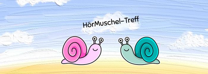 Illustration eines ruhigen Strandes mit zwei lächelnden Schnecken, die sich gegenüberstehen. Darüber der Schriftzug „HörMuschel-Treff“. Die Illustration symbolisiert Begegnung, Ruhe und Austausch für Menschen mit Hör-Herausforderungen.