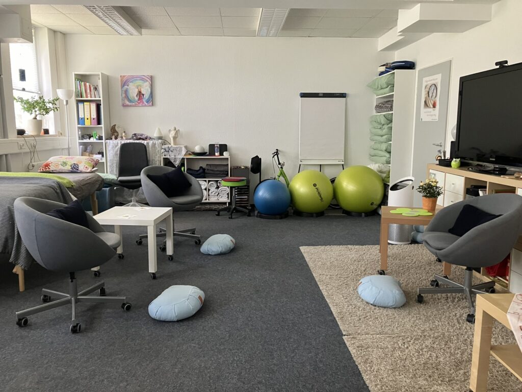 Kurs- und Begegnungsraum der Räume für mehr in Nürnberg mit Sitzkreis und flexibler Raumgestaltung