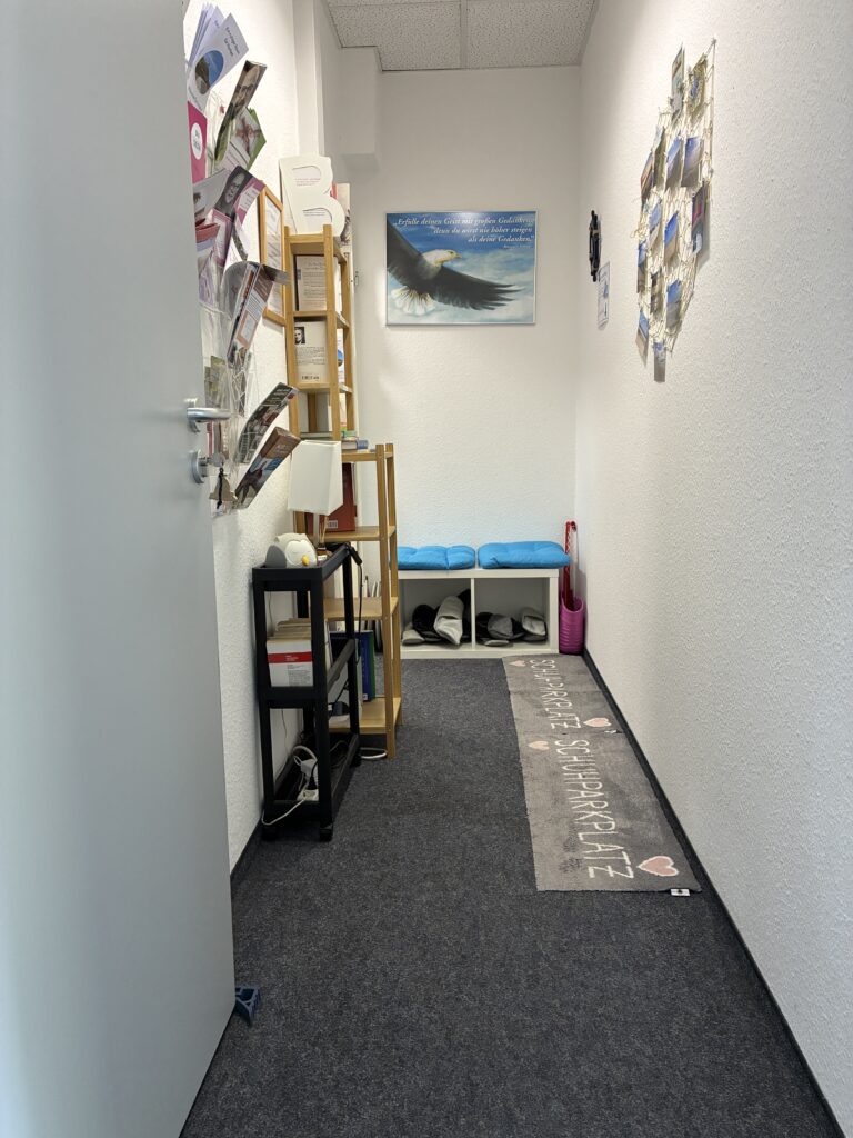 Ankommen in den Räume für mehr… Nürnberg Eingangsbereich der Räume für mehr… in Nürnberg mit Schuhparkplatz und Informationsmaterial